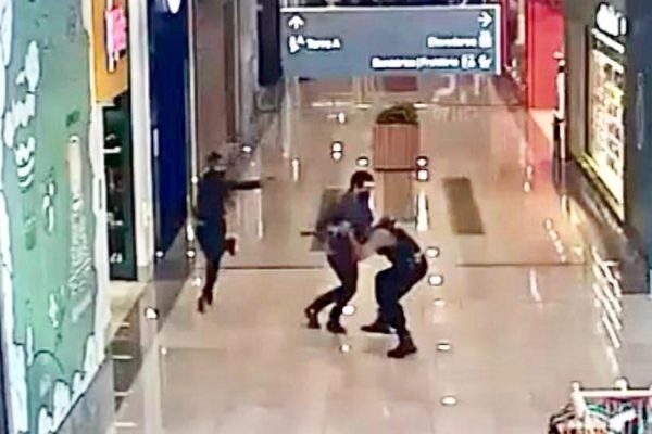 Vdeo mostra momento em que assaltante atira em cliente dentro de shopping em guas Claras